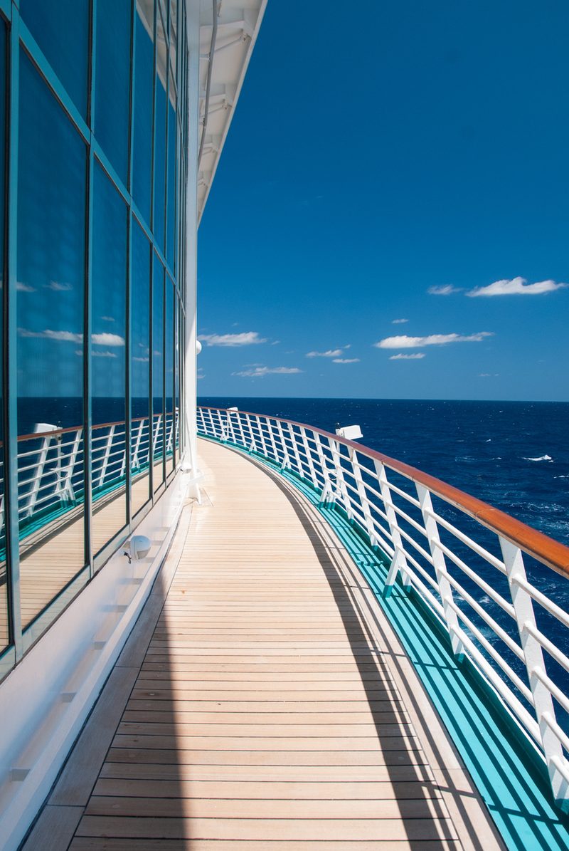 Pasarela de cubierta en crucero con vistas al mar: viajeros pre y post embarque