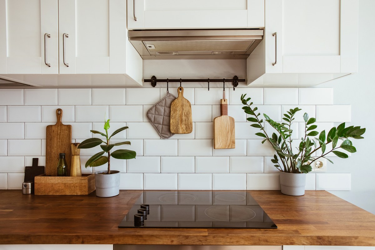 Cocina minimalista con encimera de madera y plantas — Ocho Noches Vacacional (gestión Airbnb en Costa Brava)