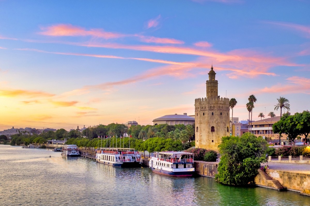 Gestión de pisos turísticos en Sevilla con vistas a la Torre del Oro