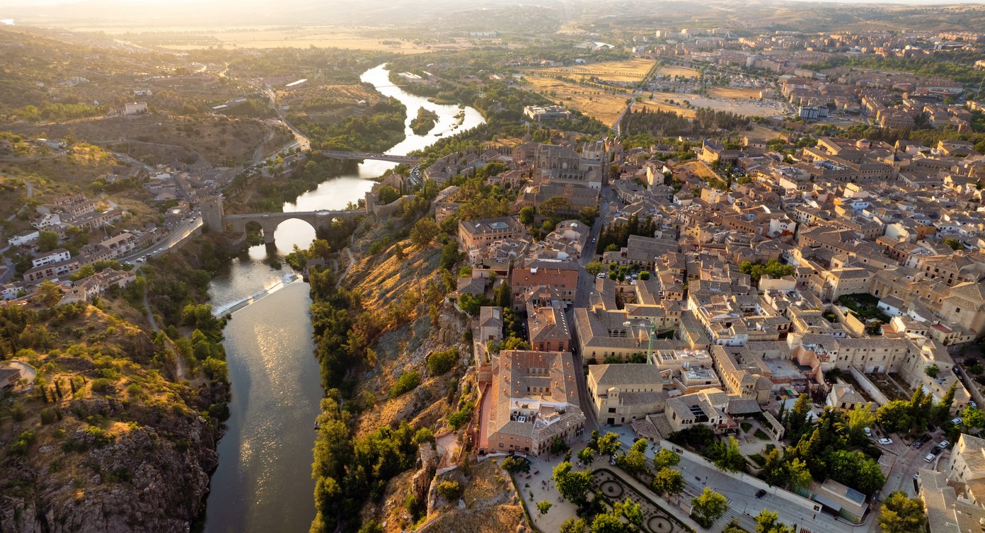 Gestión Airbnb en Toledo con vista aérea del casco histórico